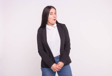 Sürpriz Asyalı Genç kadın kırmızı dudaklı beyaz arka plan üzerinde siyah takım elbise