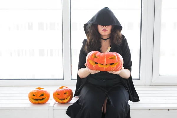 Halloween en feestdagen concept - heks vrouw met Jack Olantern pompoen — Stockfoto