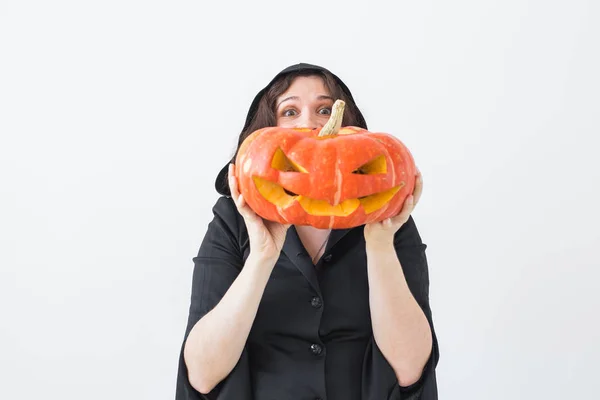 Cadılar Bayramı ve maskeli balo kavramı - kabak Jack-o-lantern olan komik kadın. — Stok fotoğraf