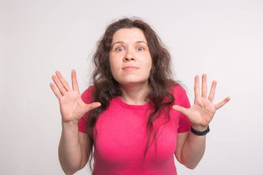 Şaşırmış mutlu güzel kadın heyecan beyaz arka plan üzerinde seyir.