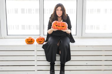 Şirin Gotik kadınla Cadılar Bayramı tarzı giysiler içinde kabak elinde