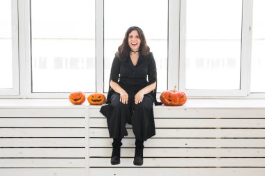 Şirin Gotik kadınla Cadılar Bayramı tarzı giysiler içinde kabak elinde