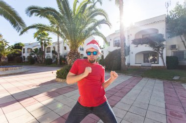 Tatil ve insanlar kavramı - Noel şapka açık havada dans komik adam