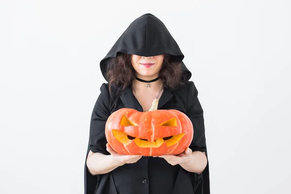 Jeune femme gothique en costume d'Halloween sorcière avec Jack-o-lanterne sur fond blanc — Photo