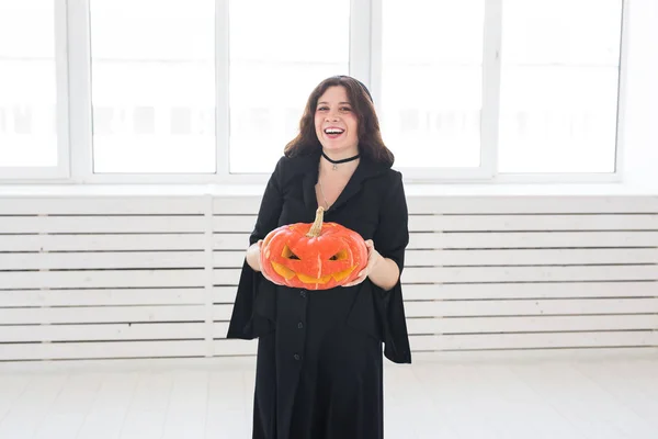 Halloween et vacances concept - Femme sorcière avec Jack OLantern citrouille — Photo