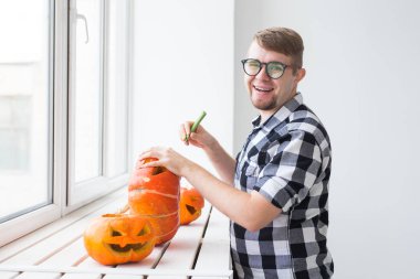 Halloween kabak kesim işlemi. Yakışıklı adam Jack-o-lantern yapma.