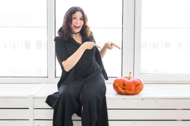 Heyecanlı mutlu genç kadın içinde lightroom içinde oyulmuş kabak ile poz halloween kılık
