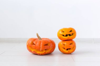 Cadılar Bayramı Balkabağı kafa jack fener korkunç kötülük ile karşı karşıya ürkütücü tatil