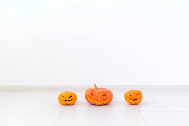 Jack-o-lantern kopya alanı, sonbahar ve Cadılar Bayramı ev dekorasyonu ışık duvar zemin üzerine kabak oyma