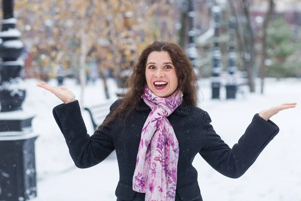 Saison, Menschen und Emotionen Konzept - junge charmante Frau genießt den verschneiten Winter — Stockfoto