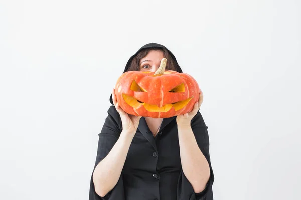 Cadılar Bayramı ve maskeli balo kavramı - kabak Jack-o-lantern olan güzel kadın. — Stok fotoğraf