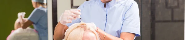 Koncept ztráta vlasů - ženské kosmetička je injekce vitamínů a minerálních látek v pokožce hlavy. — Stock fotografie