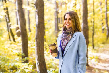 Sonbahar, içecekler ve insanlar kavramı - sıcak içecek fincan tutan kadın