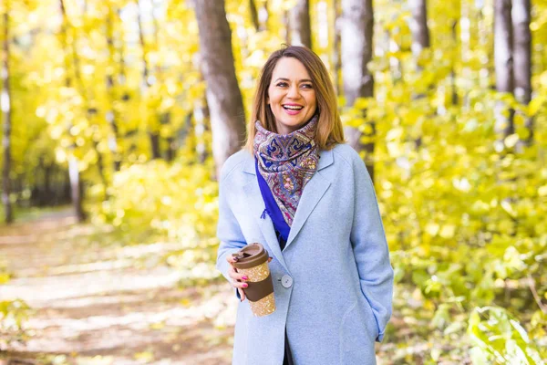 Herfst, drinken en mensen concept - vrouw met kopje warme drank — Stockfoto