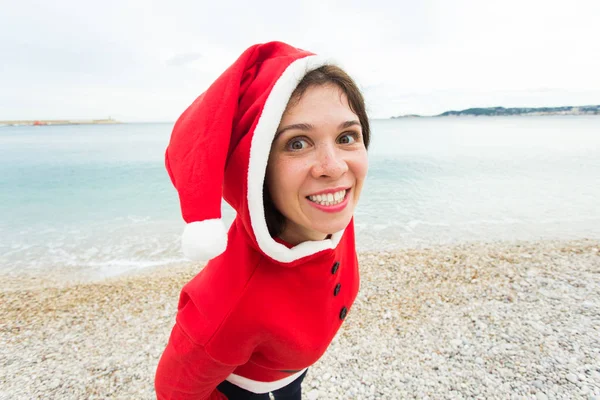 Noel ve tatil kavramı - deniz arka plan üzerinde Noel Baba kıyafetli kadın portresi yakından — Stok fotoğraf