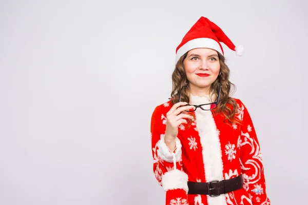 Noel, tatil ve insanlar kavramı - gözlük kopya alanı ile beyaz arka plan üzerinde santa elbiseli Genç kadın çıkardı — Stok fotoğraf