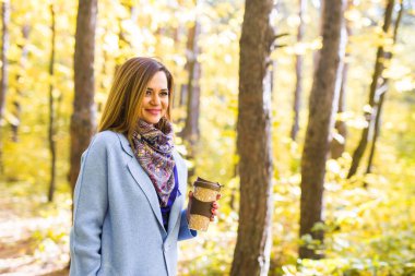 Sonbahar, içecekler ve insanlar kavramı - sıcak içecek fincan tutan kadın
