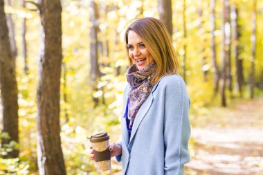 Sonbahar, içecekler ve insanlar kavramı - sıcak içecek fincan tutan kadın