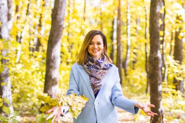 Sonbahar, eğlenceli ve zevk kavramı - yaprakları buket atma Genç güzel kadın