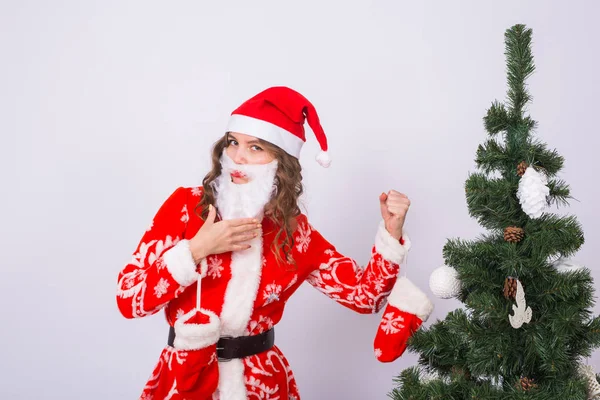 Broma, vacaciones y el concepto de Navidad - mujer enojada en traje de santa con barba falsa sobre fondo blanco — Foto de Stock