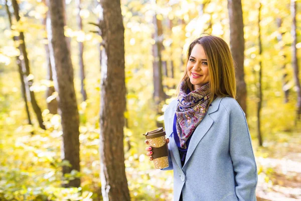 Sonbahar, içecekler ve insanlar kavramı - sıcak içecek fincan tutan kadın