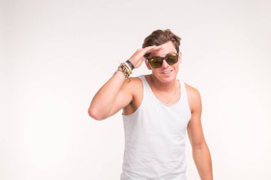 Yakışıklı komik adam kopya alanı ile beyaz arka plan üzerinde güneş gözlüğü