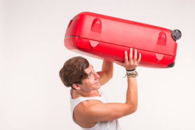 İfade ve jest kavramı - beyaz gömlek kırmızı bavul tutan genç adam