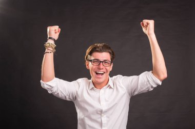 İnsanlar, duygu ve jest kavramı - genç yakışıklı adamla yumruk kadar siyah arka plan üzerinde izole heyecanlı