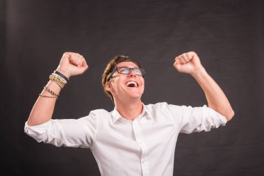 Duygular, jest ve insanlar koni-yakışıklı mutlu adam gri arka plan üzerinde beyaz gömlekli