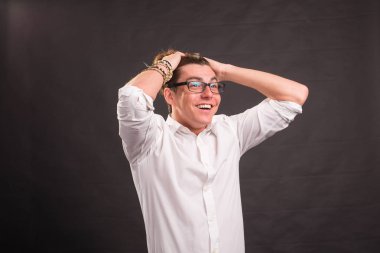 Duygular, jest ve insanlar kavramı - gri arka plan üzerinde beyaz tişörtlü yakışıklı mutlu adam