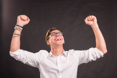 İnsanlar, duygu ve jest kavramı - genç yakışıklı adamla yumruk kadar siyah arka plan üzerinde izole heyecanlı