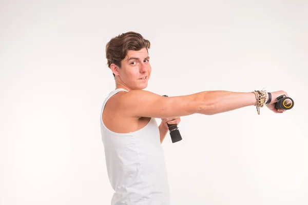 Sport, fitnesz és emberek koncepció - jóképű sportos férfi a súlyzó, fehér háttér — Stock Fotó