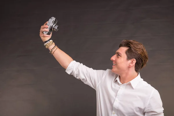 Teknik, photogtaphy och människor conecpt - stilig man i vit skjorta tar en selfies — Stockfoto
