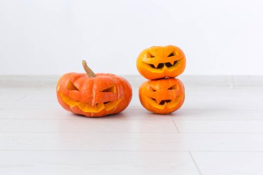 Cadılar Bayramı Balkabağı. Komik Jack Olantern ışık Oda