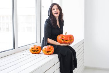 Cadılar Bayramı ve tatil kavramı - cadı kadın Jack Olantern kabak ile