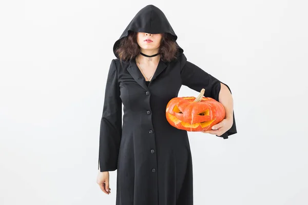 Halloween i święta koncepcja - czarownica kobieta z dyni Jack Olantern — Zdjęcie stockowe
