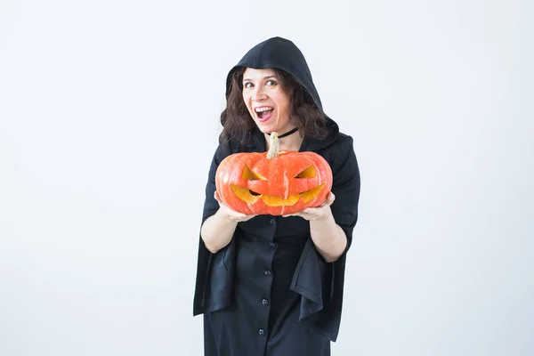 Halloween und Maskerade-Konzept - lustige junge Frau mit Kürbis-Laterne. — Stockfoto