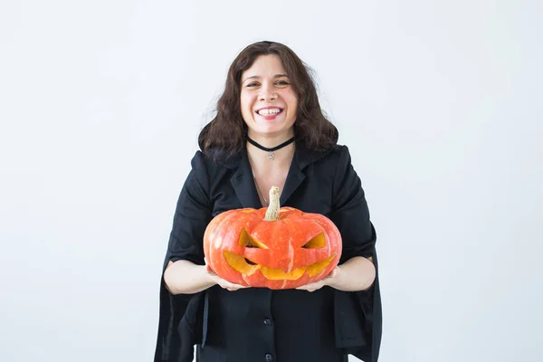 Heyecanlı mutlu genç kadın içinde lightroom içinde oyulmuş kabak ile poz halloween kılık — Stok fotoğraf