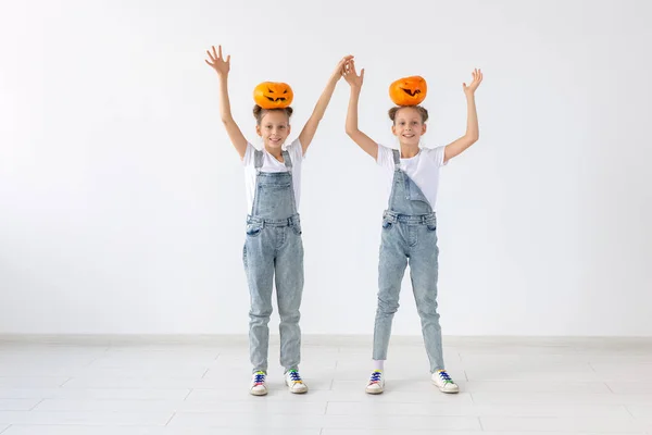 Halloween Crianças Conceito Divertido Felizes Irmãs Gêmeas Alegres Com Jack — Fotografia de Stock