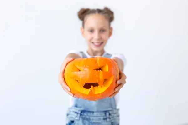 Dítě drží Jack-O-Lantern dýně na Halloween den. — Stock fotografie