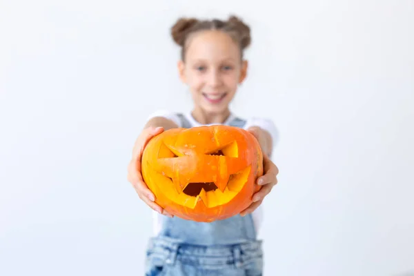 Jack-O-Lantern kabak Cadılar Bayramı günü tutan çocuk. — Stok fotoğraf