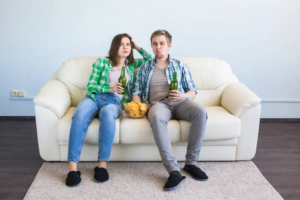 Arkadaşlar spor TV birlikte, içki bira seyretmek. Hayranları onların takım için tezahürat.