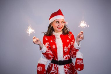 Bayram, parti ve insanlar kavramı - gülümseyen Noel Noel Baba takım ışık arka plan üzerinde elbise