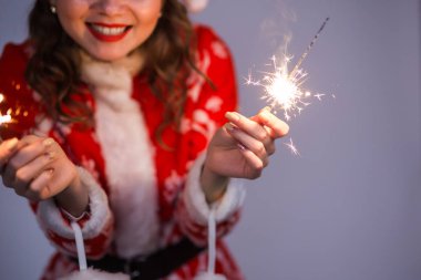 Noel, tatil ve insanlar kavramı - kapat ışıkları ve gülüyor parıldıyor ile Noel Baba kıyafetli kadın.