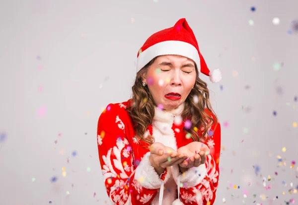 Santa kadın Noel konfeti ile beyaz arka plan üzerinde hapşırma — Stok fotoğraf