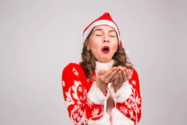 Weihnachten Konzept - Weihnachtsmann Frau niest auf weißem Hintergrund — Stockfoto