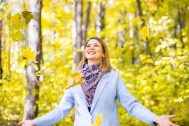 Sonbahar, eğlenceli ve zevk kavramı - yaprakları buket atma Genç güzel kadın
