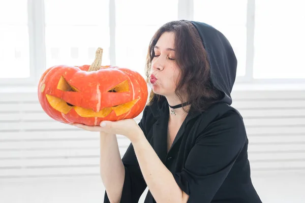 Koncepcja Halloween i maskarady - piękna, młoda kobieta z dyni Jack-o-lantern. — Zdjęcie stockowe