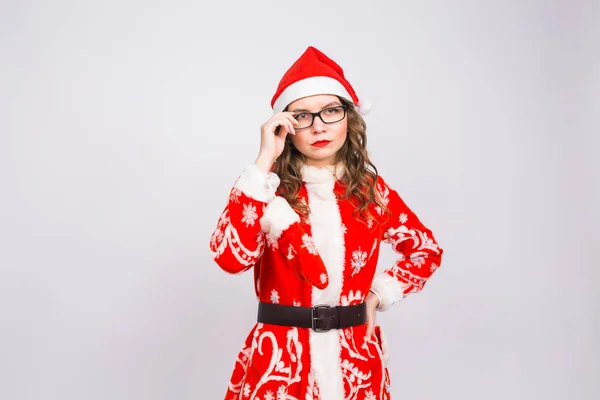 サンタ服の若い女性が脱いだ眼鏡コピー スペースで白い背景をクリスマス のコンセプト — ストック写真
