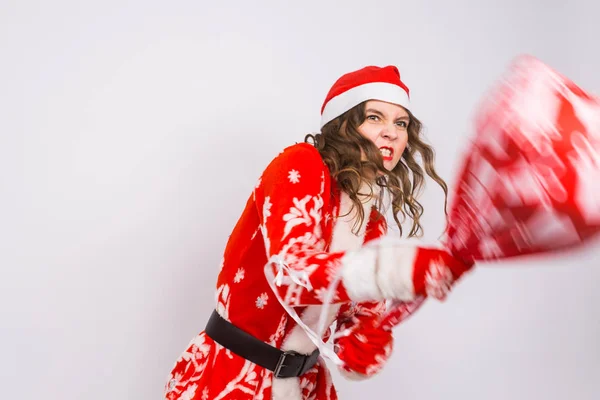 Concepto de vacaciones, Navidad y personas - Mujer enojada en traje de santa con bolsa de regalos — Foto de Stock